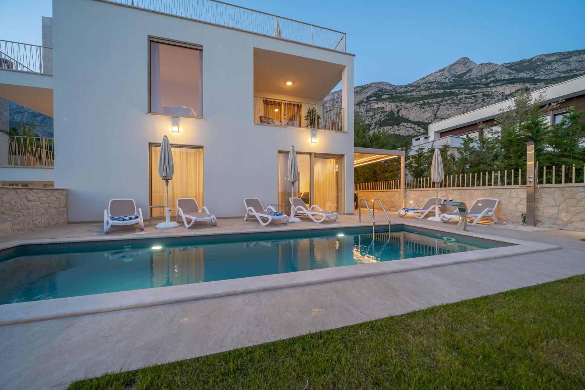 New! Adore Makarska