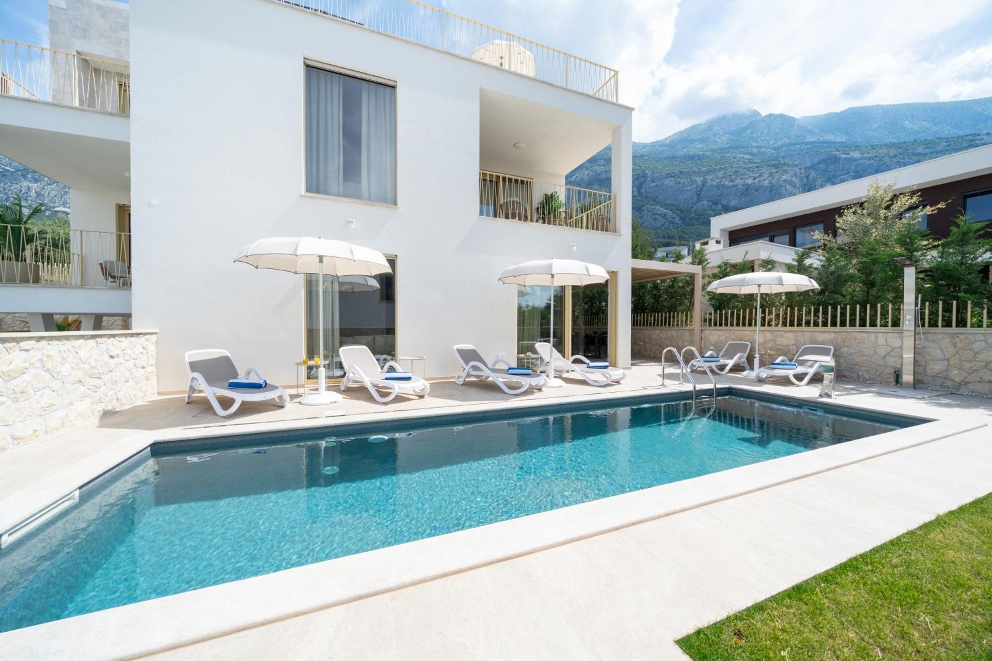 New! Adore Vila Makarska