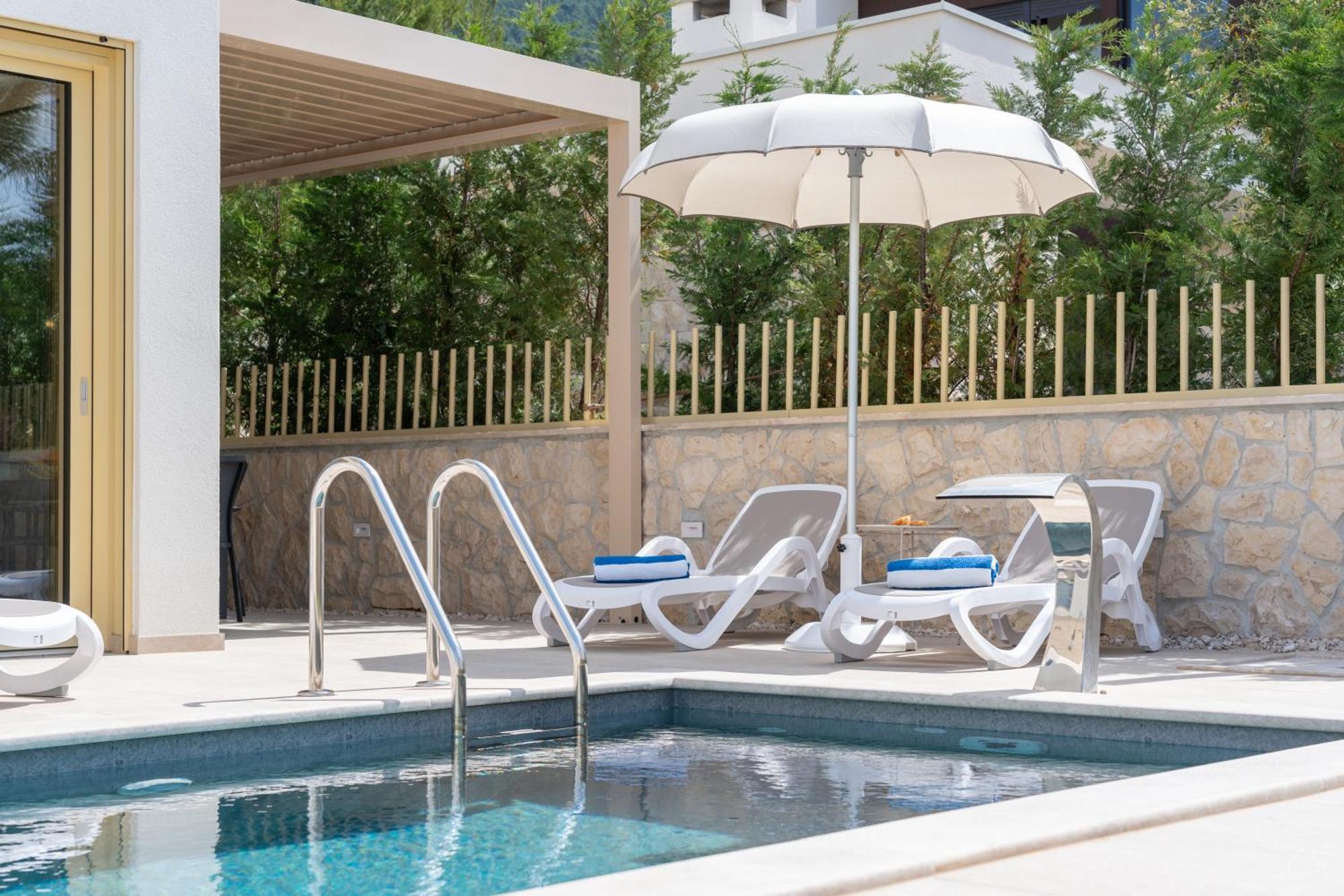 New! Adore * Makarska