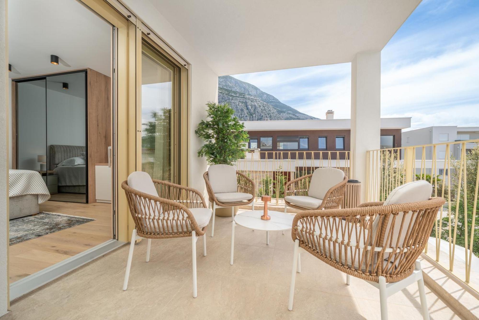 New! Adore Vila Makarska