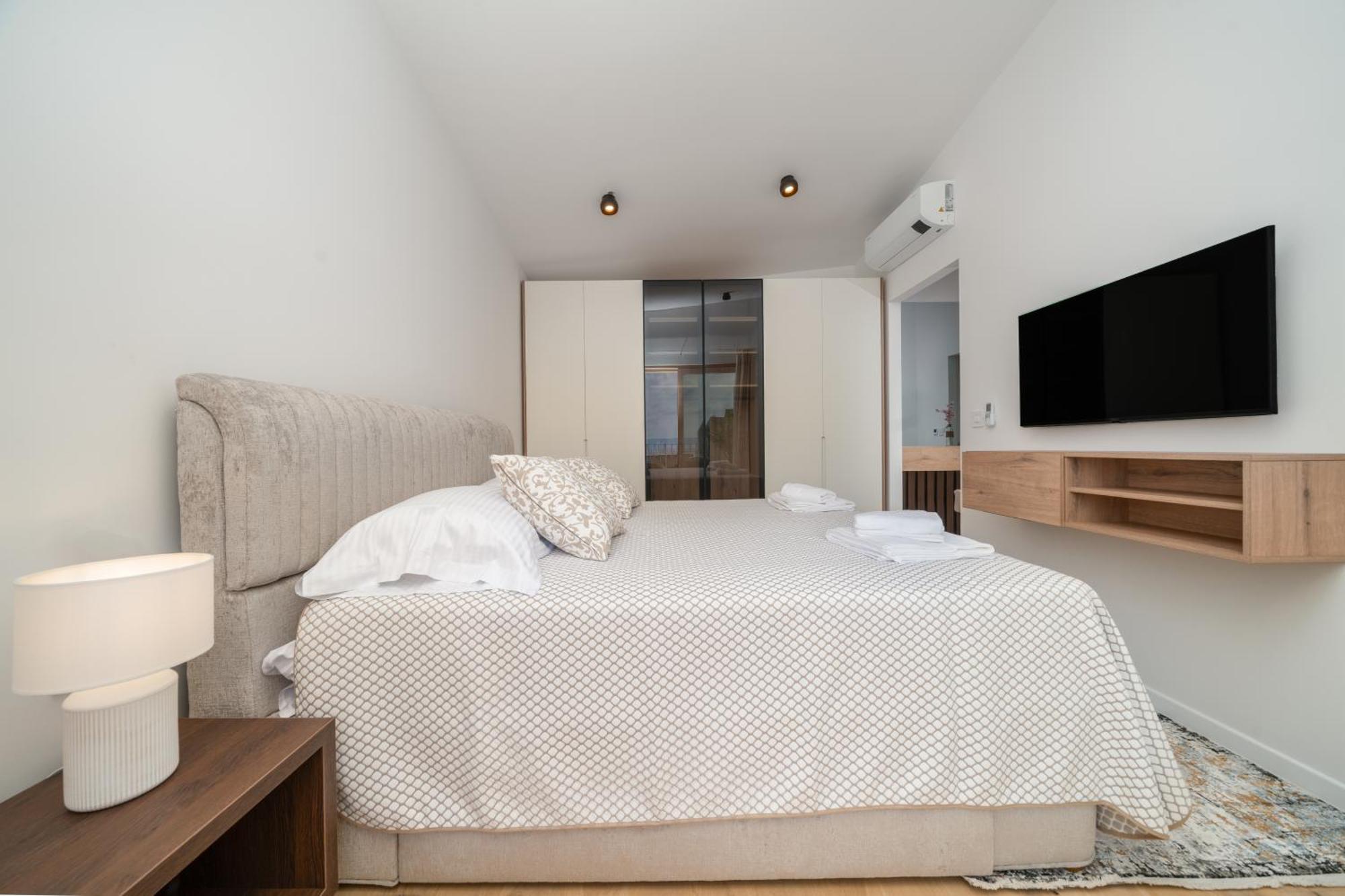 New! Adore * Makarska